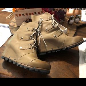 Sorel sz 10 wedge boots